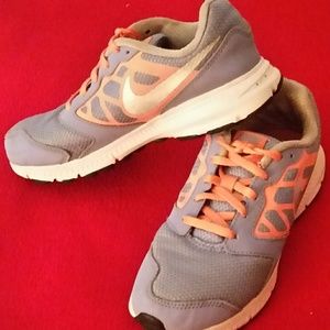 Childs Nikes size 2.5Y shoes EUC